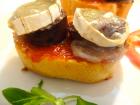 Tosta de pan con morcilla de Kico y rulo de cabra gratinado. Restaurante Gredos.Plasencia