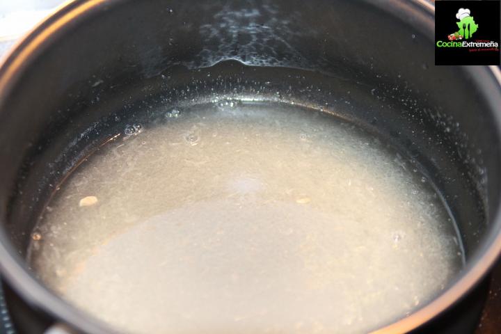 Tarta de cresp rellena de mermelada de higos bañada en almibar de limon