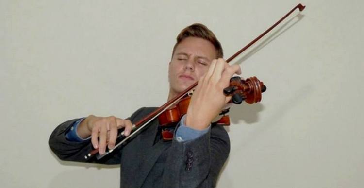 Normal musica del joven violinista artur muscalu