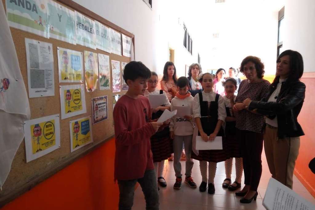 Esther Gutiérrez visita el CEIP Arias Montano con motivo de la celebración del Día Escolar de Extremadura