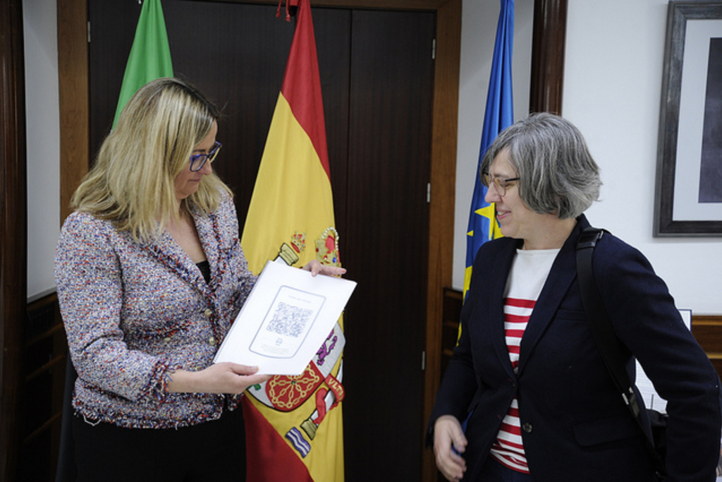 Leire Iglesias entrega en la Asamblea de Extremadura el informe del Observatorio contra la Discriminación por Orientación Sexual e Identidad de Género