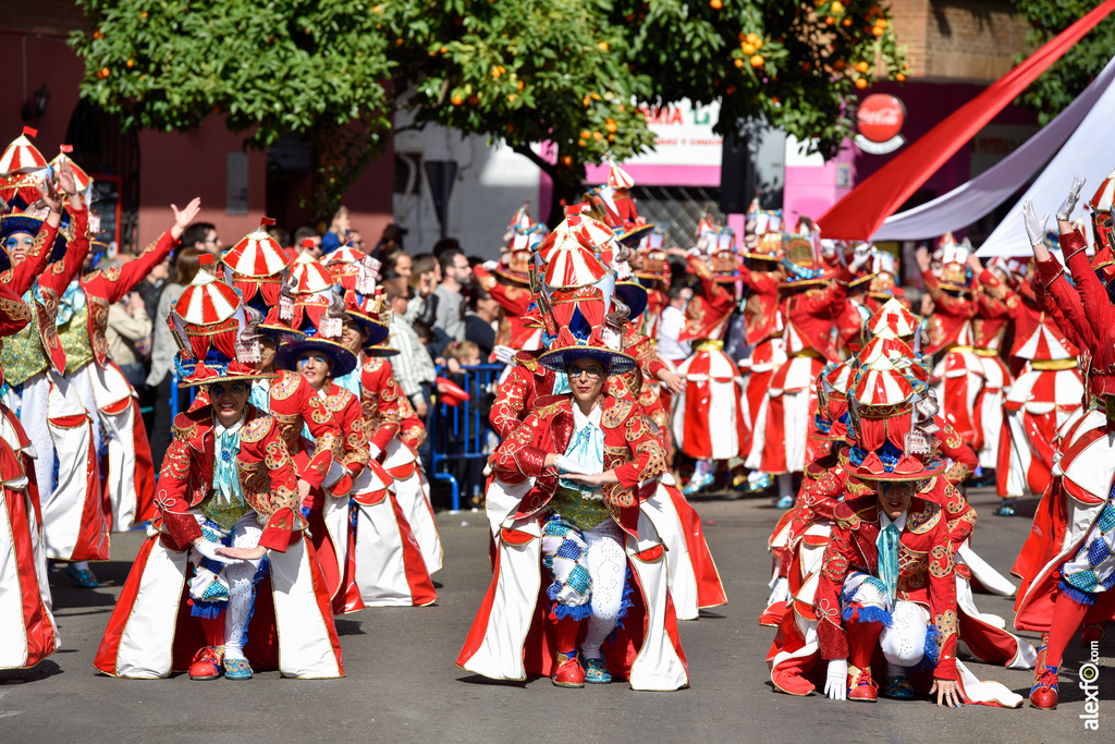 Colorido y diversidad en el gran desfile de comparsas del Carnaval de Badajoz con más de 101 grupos y 7300 personas