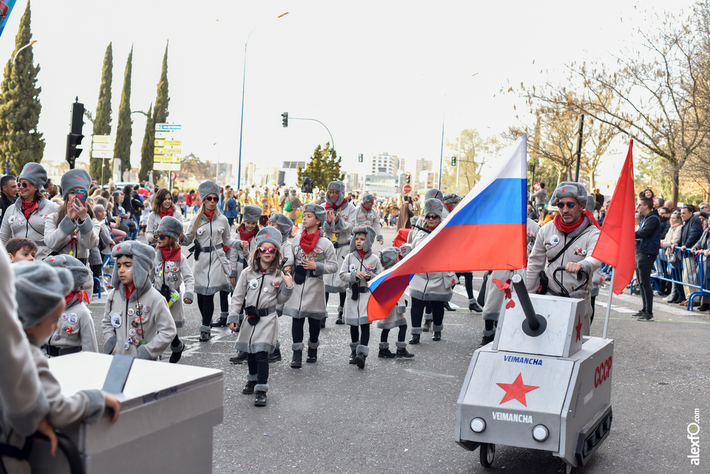 Grupos menores y artefactos en el desfile de Comparsas Carnaval de Badajoz 2019 8