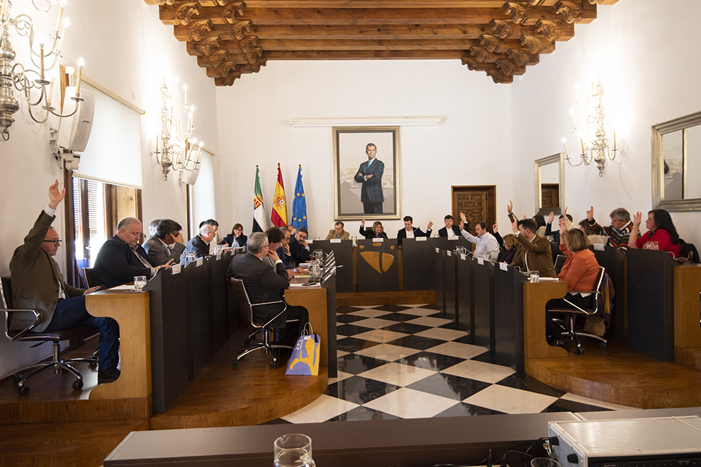 El Pleno de la Diputación de Cáceres aprueba la distribución de 23 millones de los remanentes