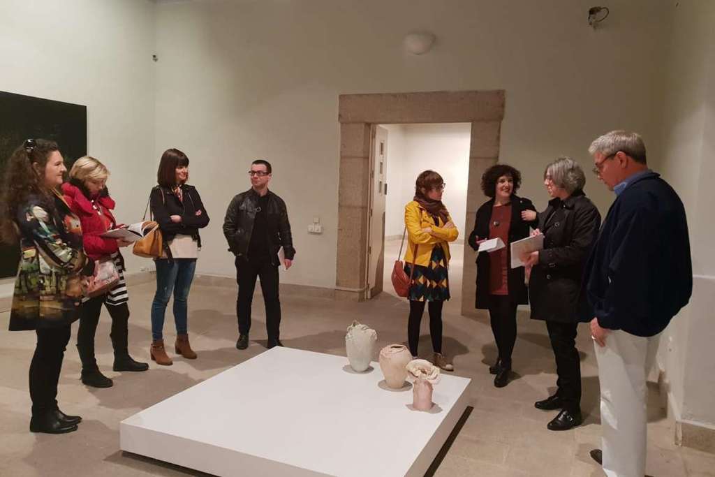 Leire Iglesias visita la exposición ‘Lenguaje de huellas’, de Ruth Morán, en el Archivo Histórico Provincial de Cáceres