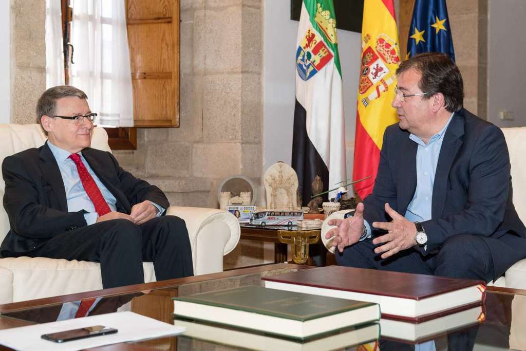 Fernández Vara sitúa a Extremadura como “un referente” en el campo de la economía verde y las energías limpias