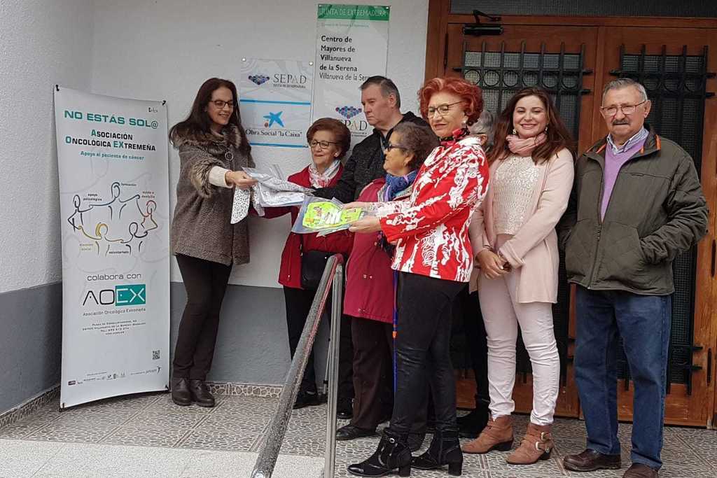 Voluntarias del Hogar de Mayores de Villanueva de la Serena confeccionan gorros para menores en tratamiento oncológico