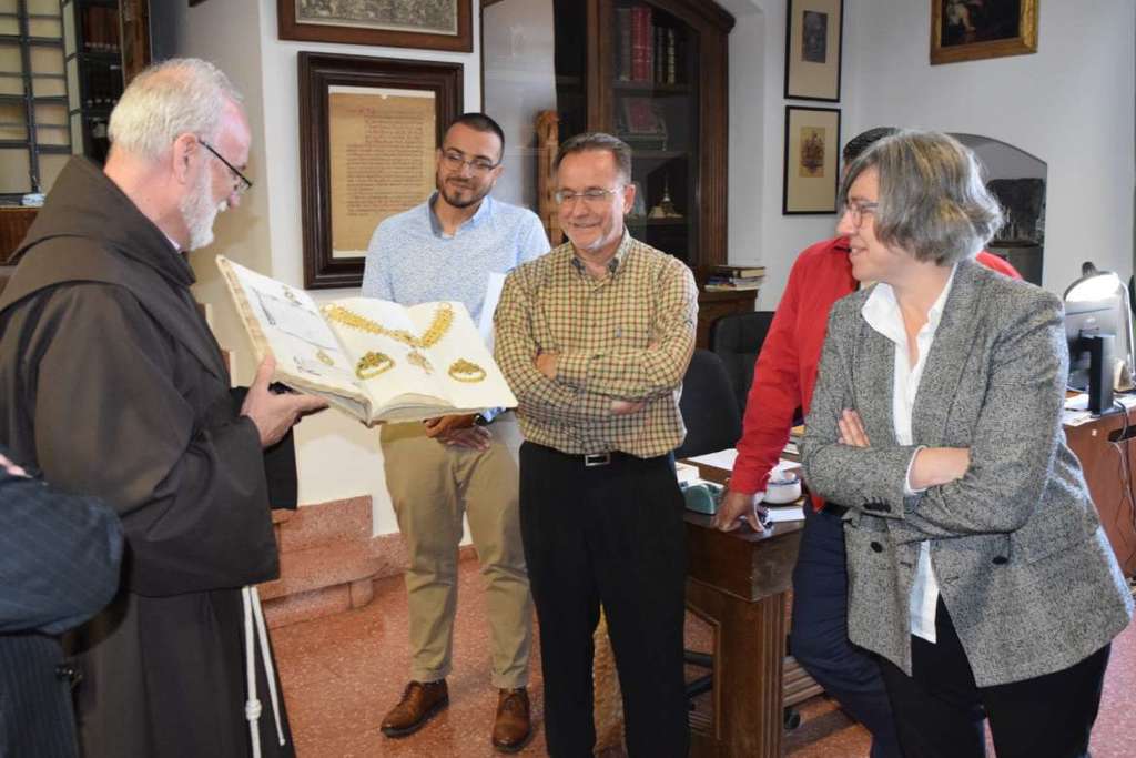 La consejera de Cultura asiste al acto de firma del convenio para la renovación de la iluminación exterior del Monasterio de Nuestra Señora de Guadalupe