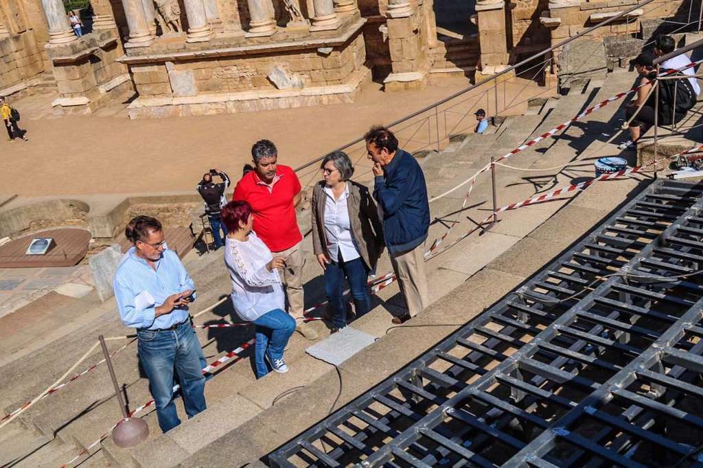 La consejera de Cultura visita las obras de restauración del graderío del Teatro Romano de Mérida