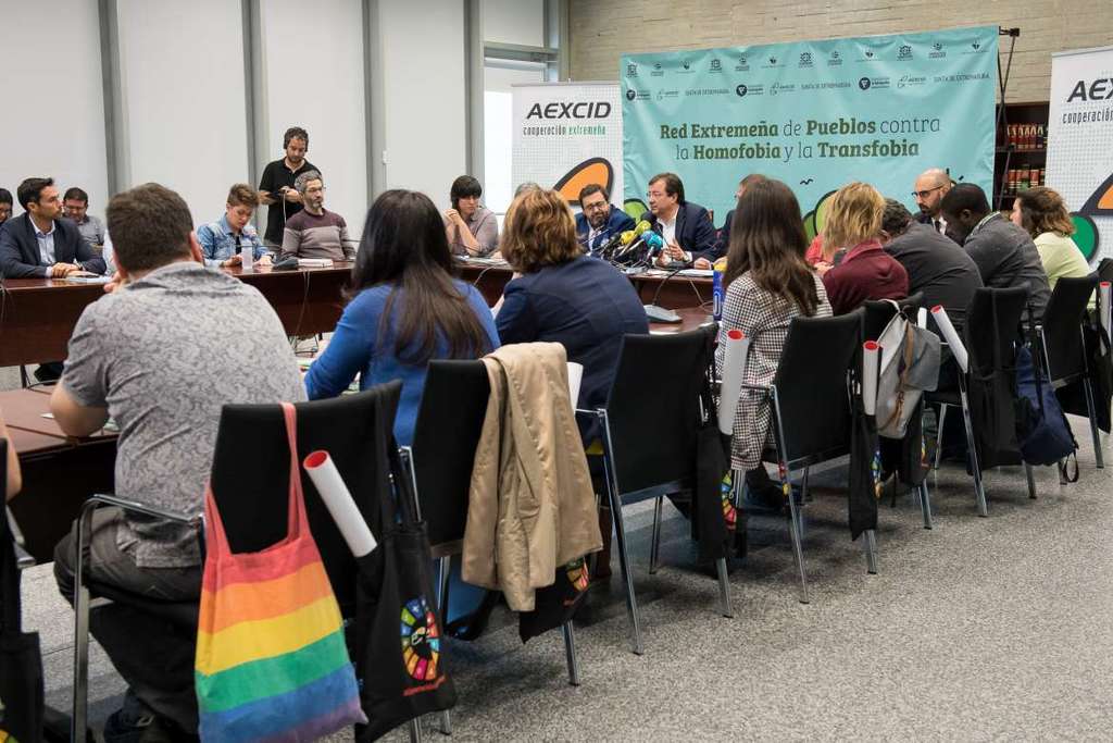 La Junta de Extremadura reitera su compromiso para acabar con la discriminación por razones de orientación sexual e identidad de género y garantizar la protección de los derechos de las personas LGTBI en la región