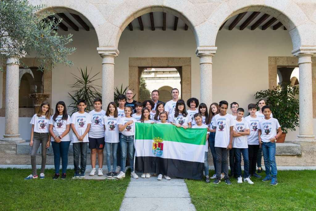 El presidente de la Junta recibe a los alumnos del CEIP Lope de Vega, de Badajoz, que representan a España en la Roborave de Hong Kong