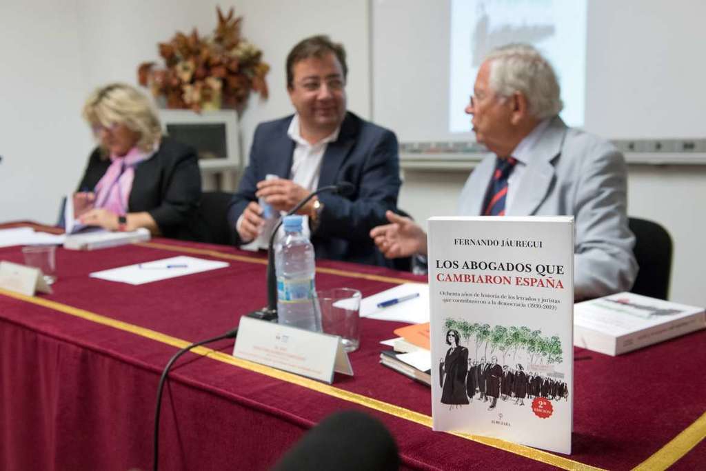 Fernández Vara destaca la relevancia del periodismo y la abogacía en una democracia en la presentación del libro de Fernando Jáuregui