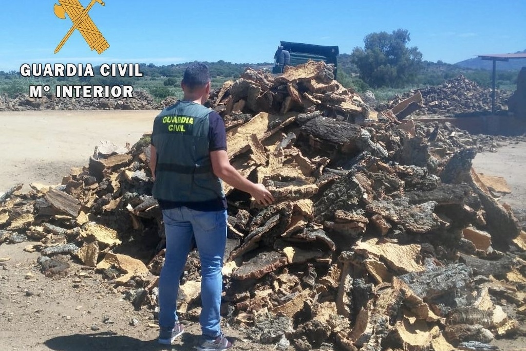 La Guardia Civil recupera una tonelada de corcho sustraído de numerosos alcornoques de Sierra de Fuentes
