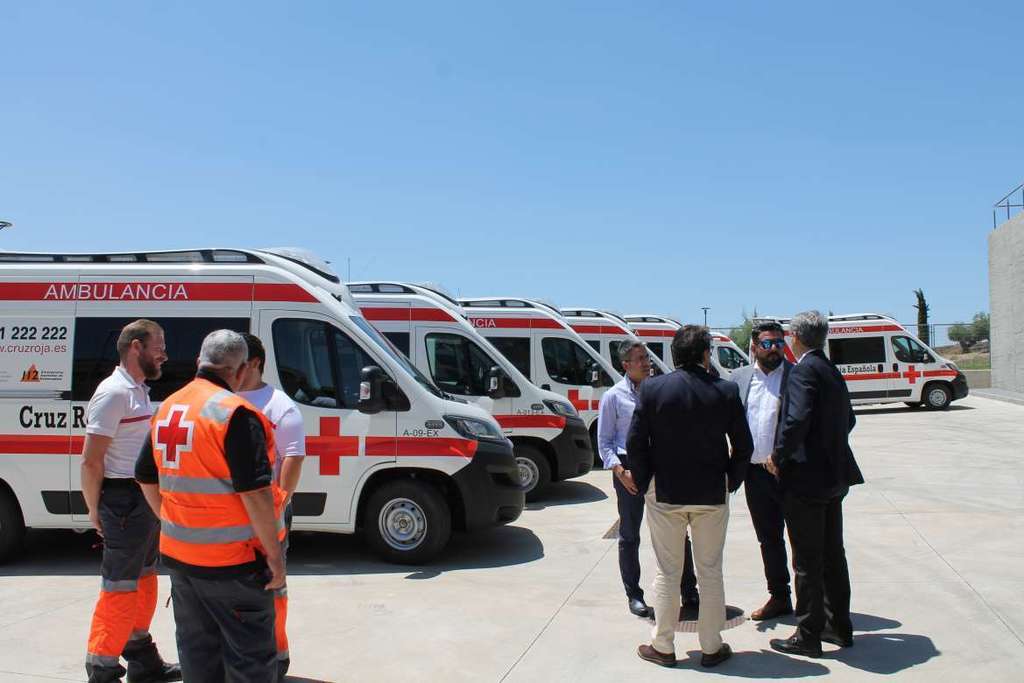 Cruz Roja Extremadura renueva su flota con ambulancias financiadas por la Junta y las diputaciones provinciales