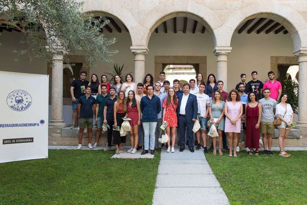 El presidente de la Junta de Extremadura recibe a jóvenes becados que viajarán por la UE para convivir en el entorno europeo