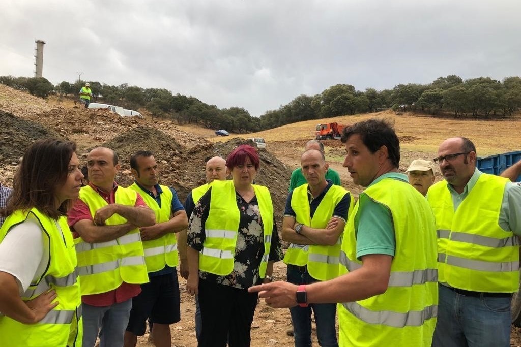 La consejera Begoña García visita las obras de emergencias para riego de la Comunidad de Regantes de Peraleda de la Mata