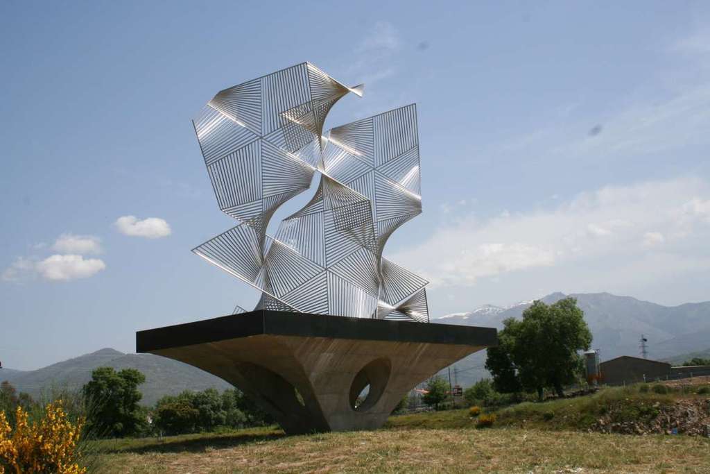 Cultura traslada la escultura de Ángel Duarte de la autovía A-66 en Aldeanueva del Camino a una nueva ubicación dentro de la localidad