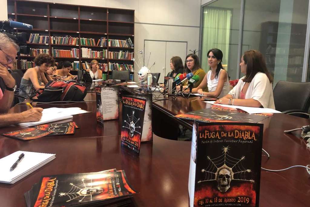 La secretaria general de Cultura, Miriam García, afirma que ‘La Fuga de la Diabla’ es un elemento dinamizador de Valverde de Leganés