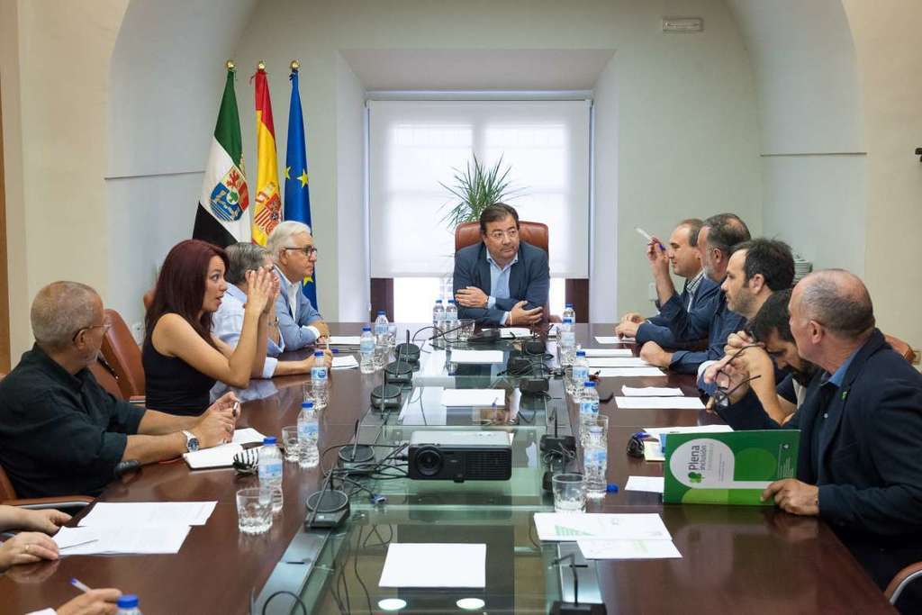 Fernández Vara recibe a representantes de las personas con discapacidad de Extremadura
