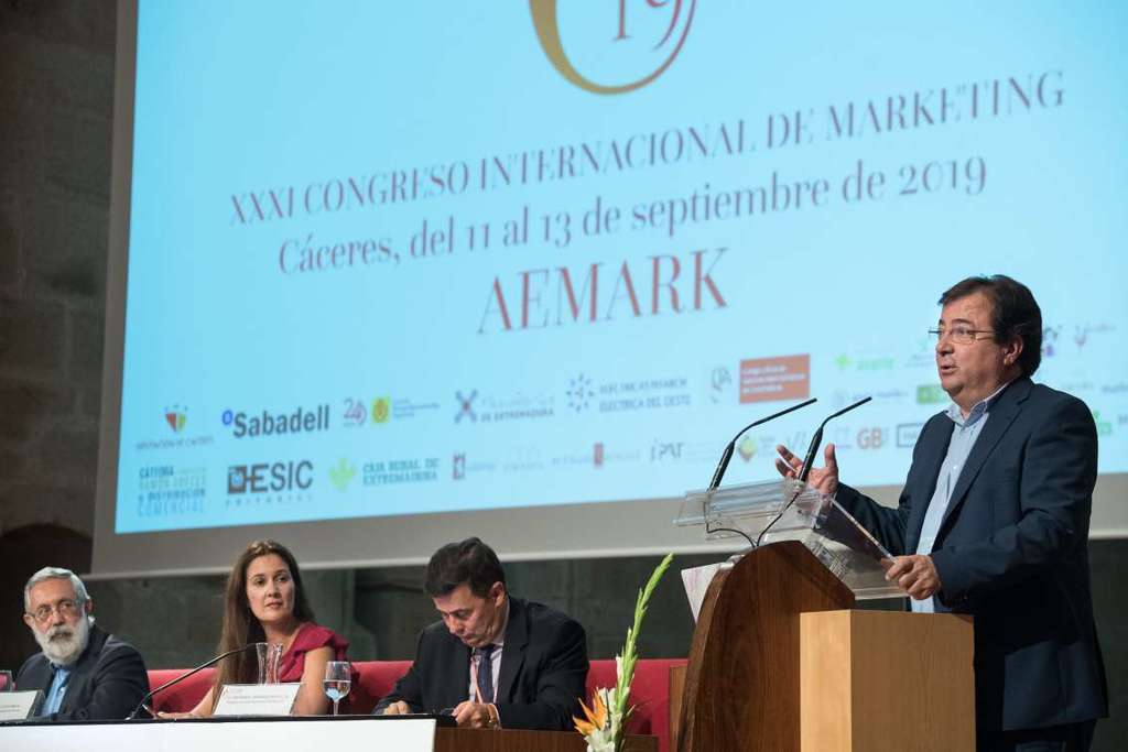 El presidente Fernández Vara afirma que la tecnología ha producido un profundo cambio en la vida de los ciudadanos