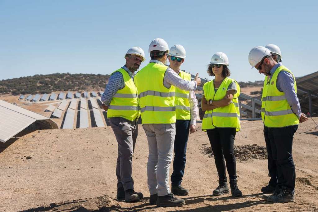 La consejera para la Transición Ecológica y Sostenibilidad visita la planta fotovoltaica Núñez de Balboa, en Usagre, que emplea a más de 1.200 personas