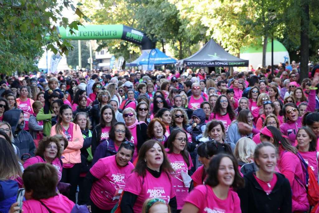 Nuria Flores asiste a la II Carrera de la Mujer y la Marcha Rosa de Cáceres