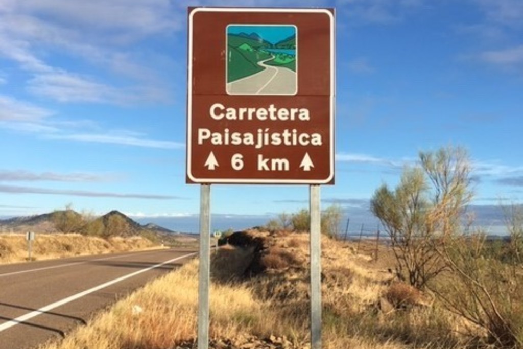 La Dirección General de Turismo señaliza 11 carreteras paisajísticas de Extremadura para impulsar el turismo de motor
