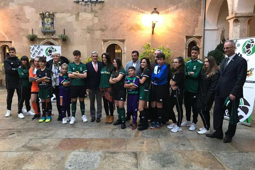 Nuria Flores destaca el papel de los deportistas como embajadores de la imagen de Extremadura