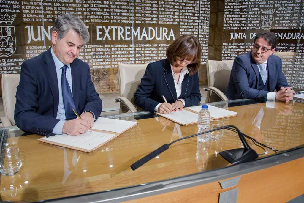 Renovación del convenio del Plan de Asistencia Dental Infantil de Extremadura (PADIEX)
