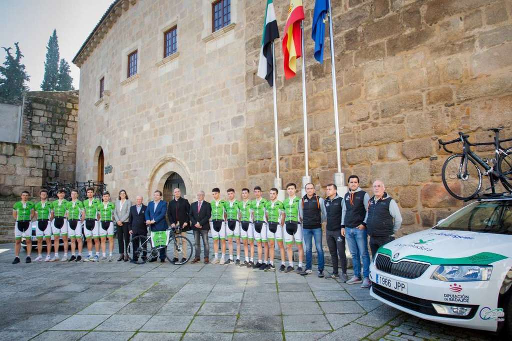 El presidente de la Junta de Extremadura recibe al equipo Bicicletas Rodríguez Extremadura
