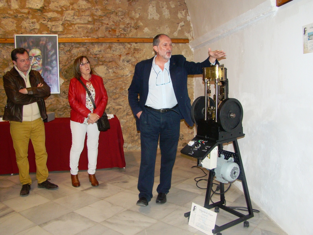 Alfredo Álvarez García, explicando el funcionamiento de la máquina de vapor.