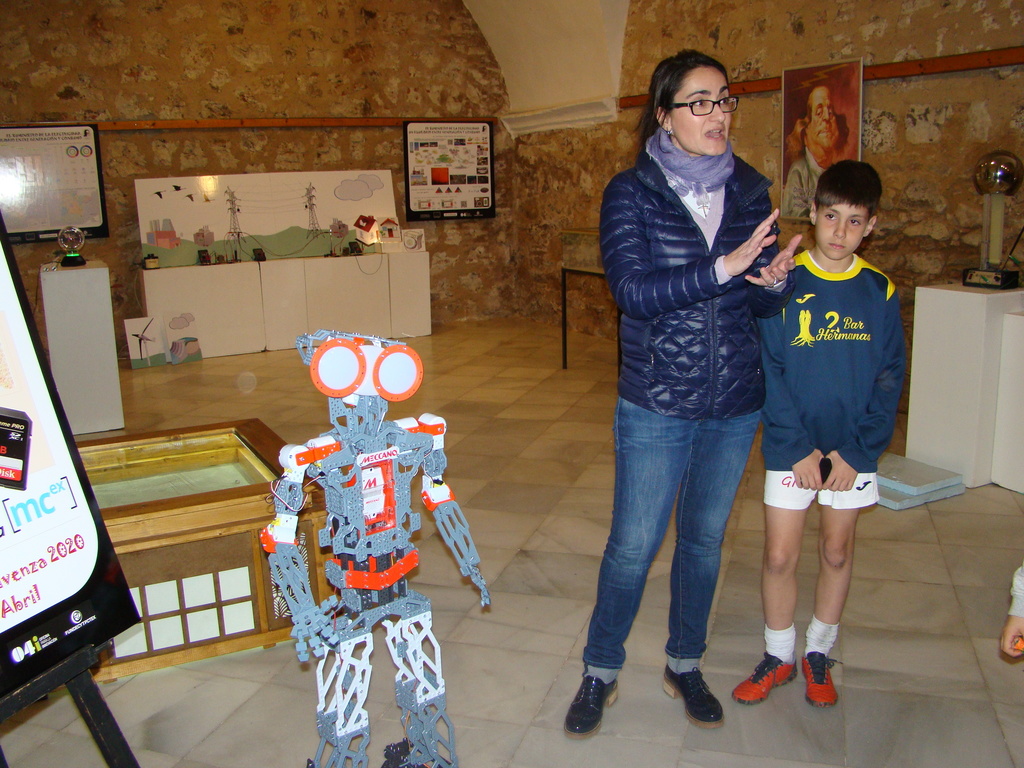 Belén Rivera Vega con Daniel Sández Vega  mostrando el funcionamiento del robot “Meccano”