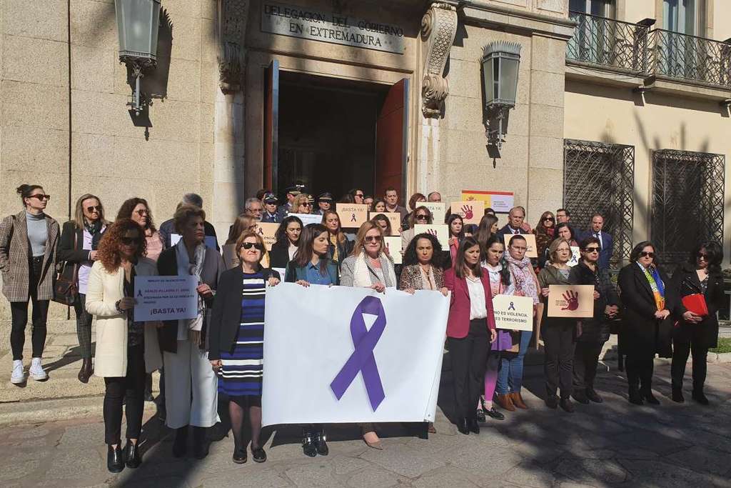 Gil Rosiña asiste en Badajoz a la mesa redonda “Mujeres con Meta”, con motivo del Día Internacional de la Mujer