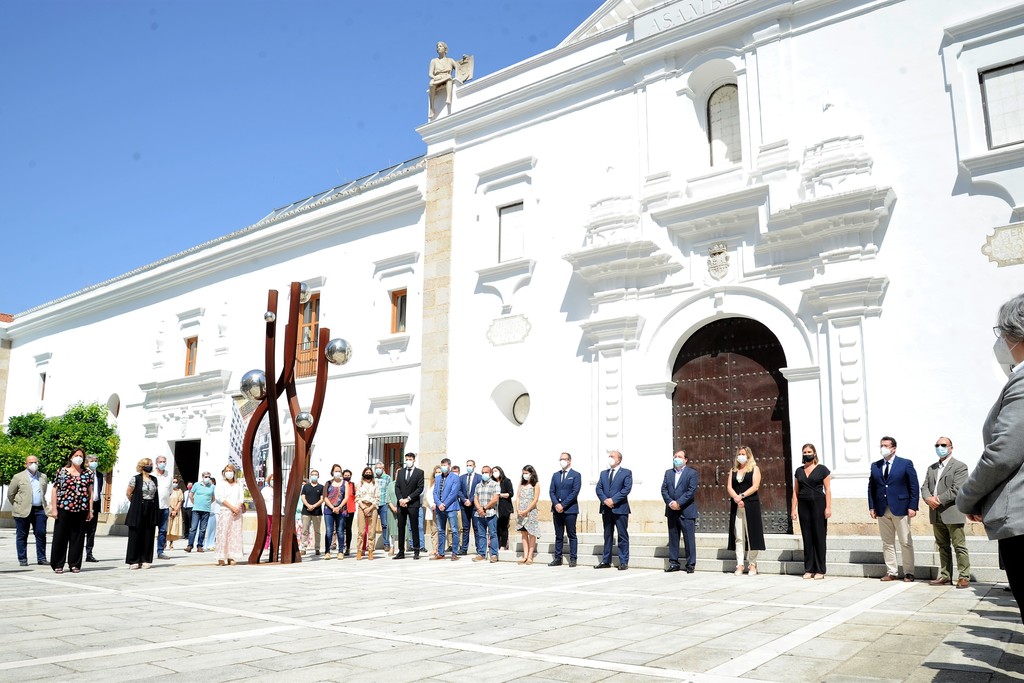 Extremadura guarda un minuto de silencio en memoria de los fallecidos a causa de la pandemia COVID-19