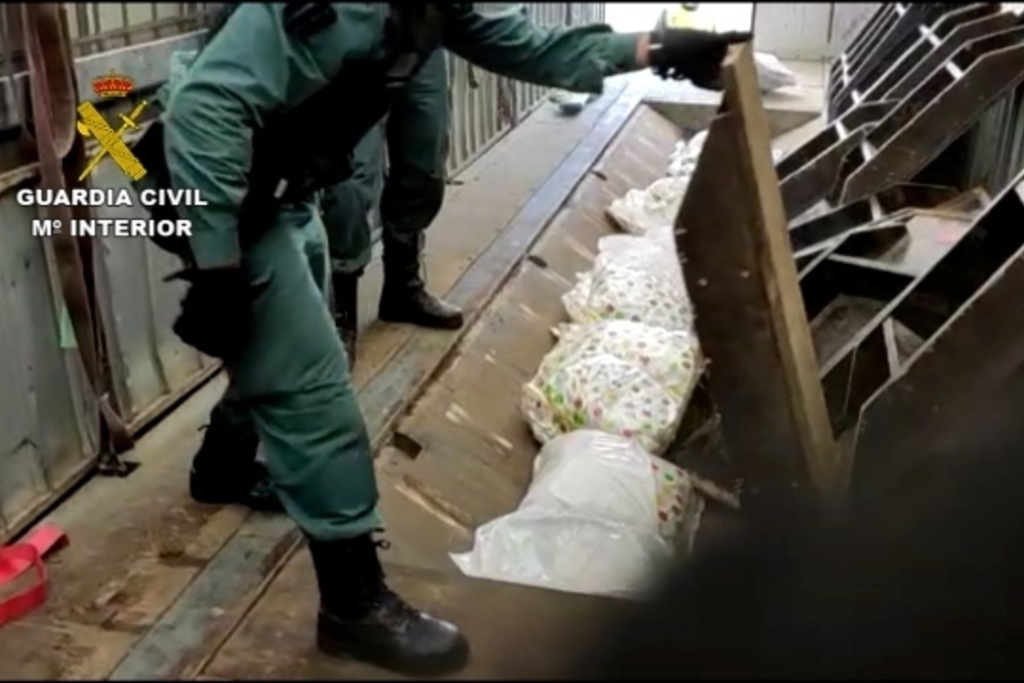 La Guardia Civil desmantela una organización dedicada al tráfico internacional de marihuana y cocaína
