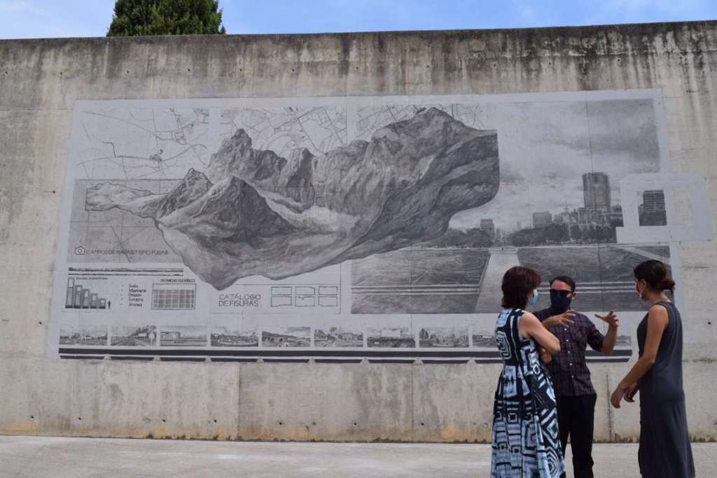 Nuria Flores visita el mural del artista extremeño Daniel Muñoz en los jardines del MEIAC