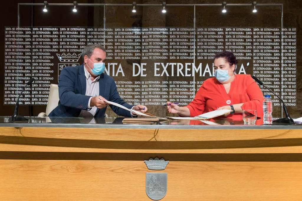 Agricultura y Cooperativas Agro-Alimentarias de Extremadura firman un convenio para analizar el sector con vistas a desarrollar la estrategia autonómica