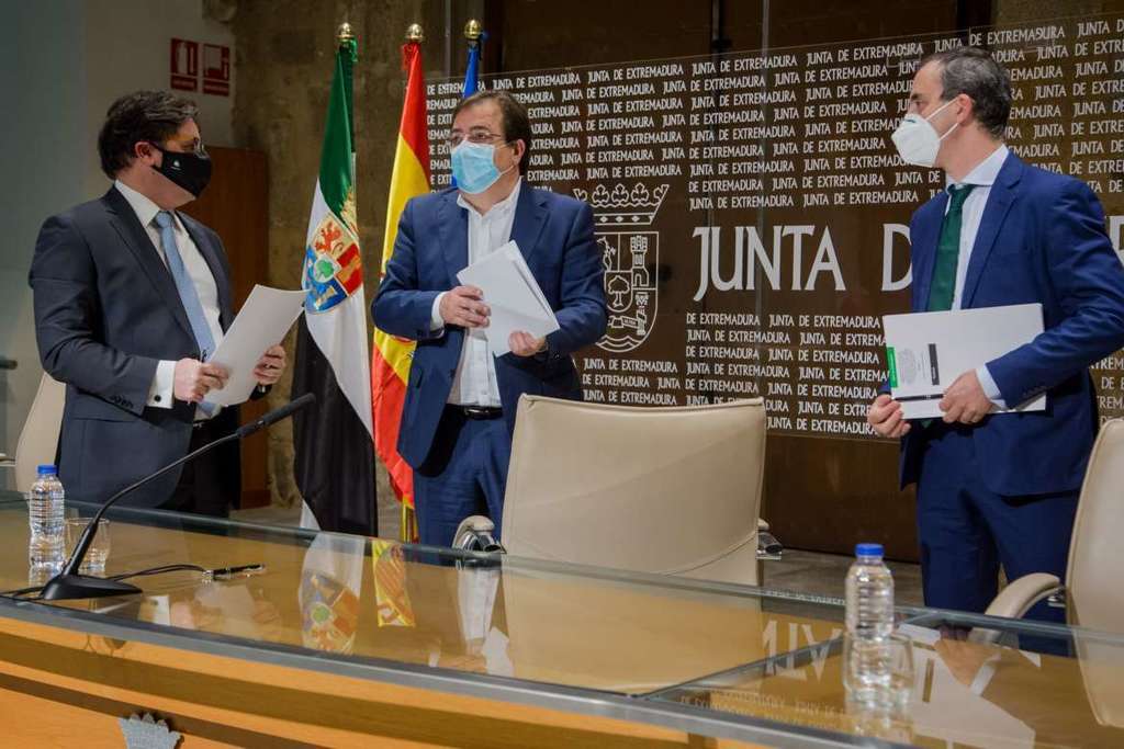 Firmado el contrato con URBASER para el tratamiento y reciclaje de residuos en los ecoparques de Plasencia, Navalmoral, Mérida y Villanueva