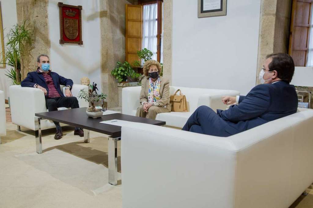 Vara se entrevista con la directora de la Real Academia de Extremadura, María del Mar Lozano