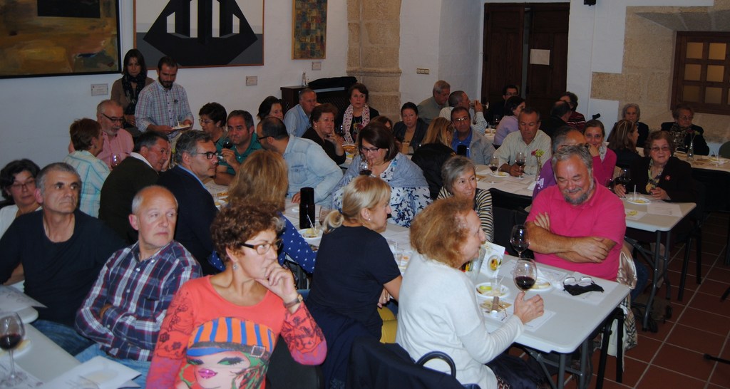 cerca de 60 personas catan vinos y quesos extremenos en valencia de alcantara