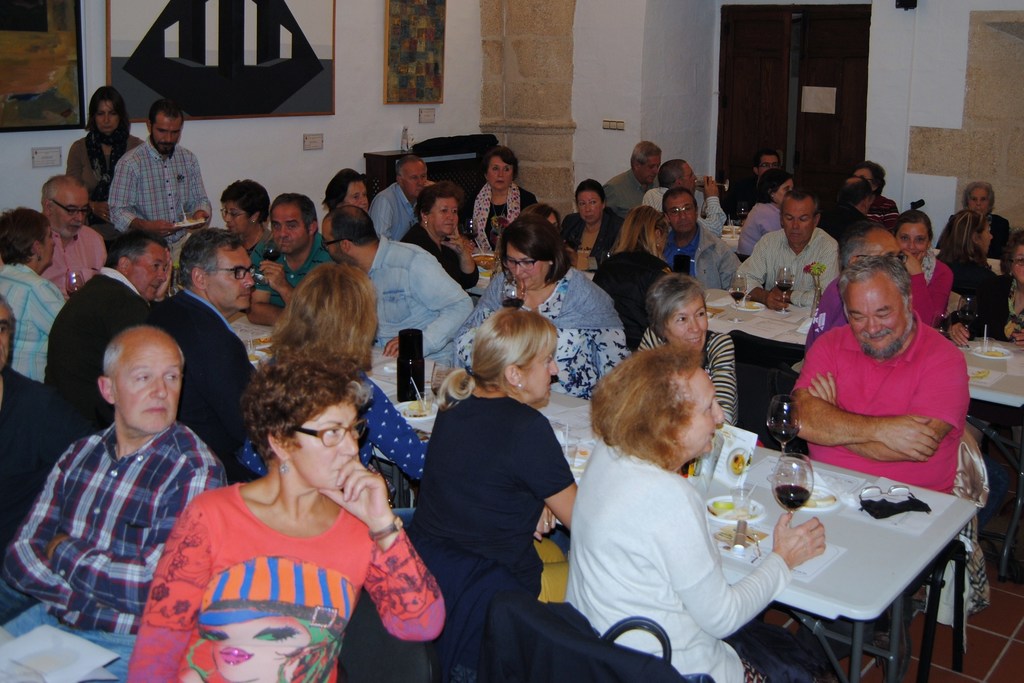 Cerca de 60 personas catan vinos y quesos extremeños en Valencia de Alcántara