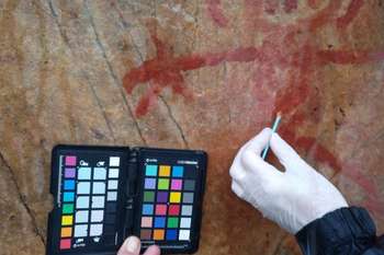 Técnicos de Patrimonio limpian las pintadas vandálicas hechas sobre las pinturas rupestres del Risco de San Blas, en Alburquerque