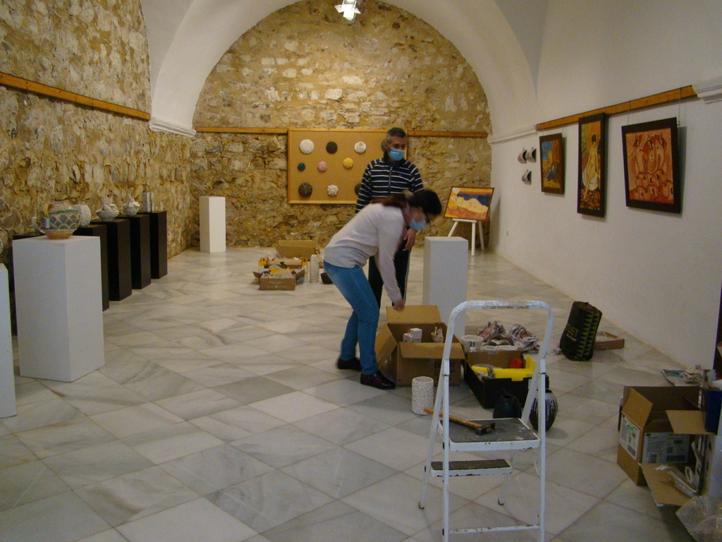 Montando la exposición ''Artesanía de Olivenza''