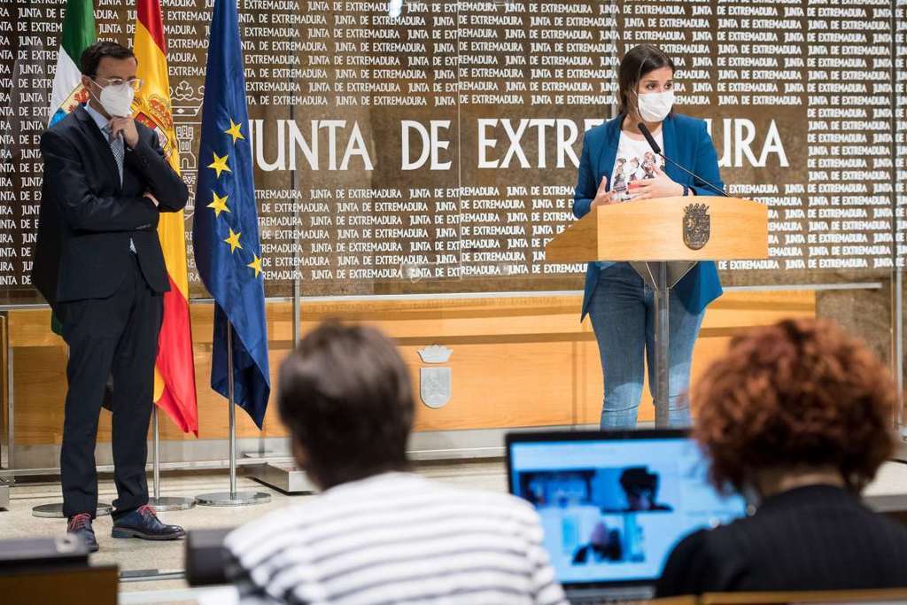 La consejera de Igualdad reafirma el compromiso de la Junta de Extremadura con la cooperación en la firma de un convenio con FELCODE