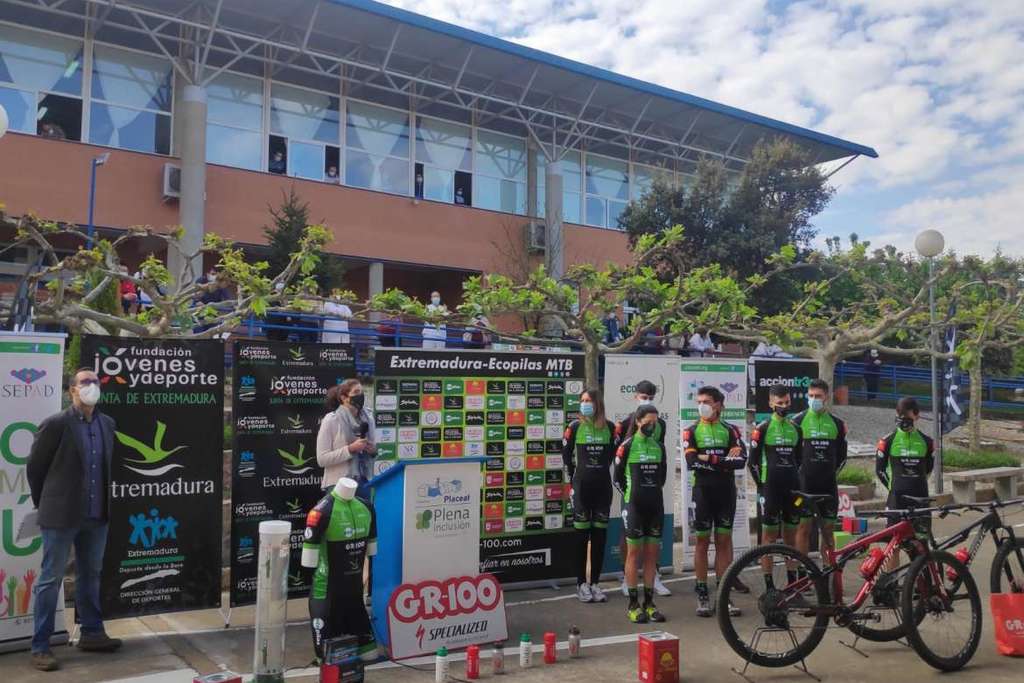 Sonia Bejarano destaca el compromiso institucional con el deporte responsable en la presentación del equipo ciclista Extremadura Ecopilas