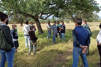 El Centro de Formación del Medio Rural de Navalmoral de la Mata capacita a jóvenes en prácticas de ganadería regenerativa y pastoreo dirigido