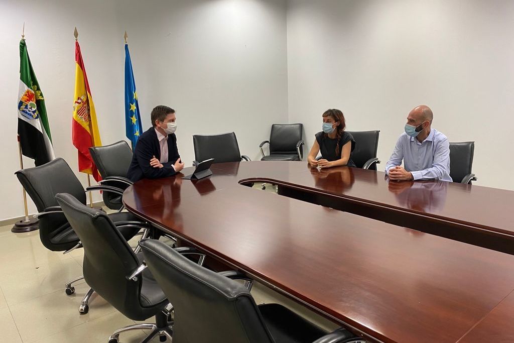 El director general de Industria se reúne con la alcaldesa de Villasbuenas de Gata para conocer un proyecto de fábrica de biocombustibles