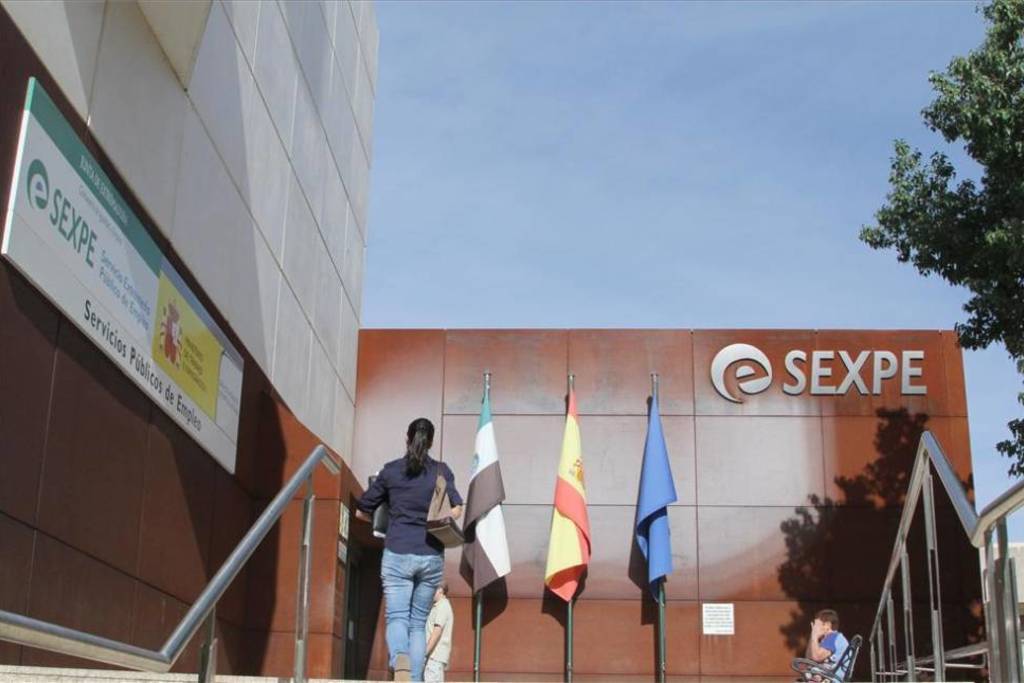 El paro baja en Extremadura en 1.364 personas y sube la afiliación a la Seguridad Social con 1.416 nuevas altas