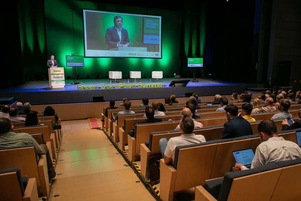 Fernández Vara resalta la puesta en marcha de proyectos empresariales que serán “grandes generadores de mano de obra” en Extremadura