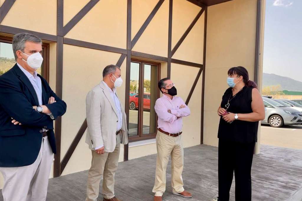 Begoña García visita varios proyectos empresariales de la localidad de Hervás